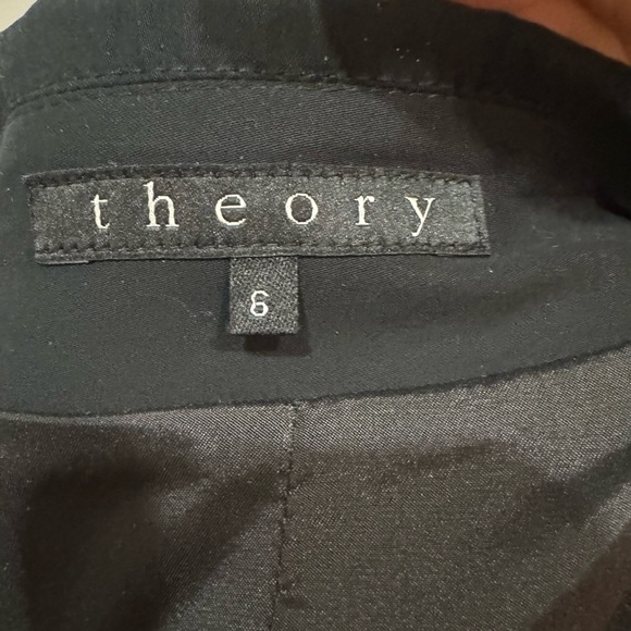 Great quality Theory Blazer Size 6. Selling because I have too many blazers - Picture 4 of 4
